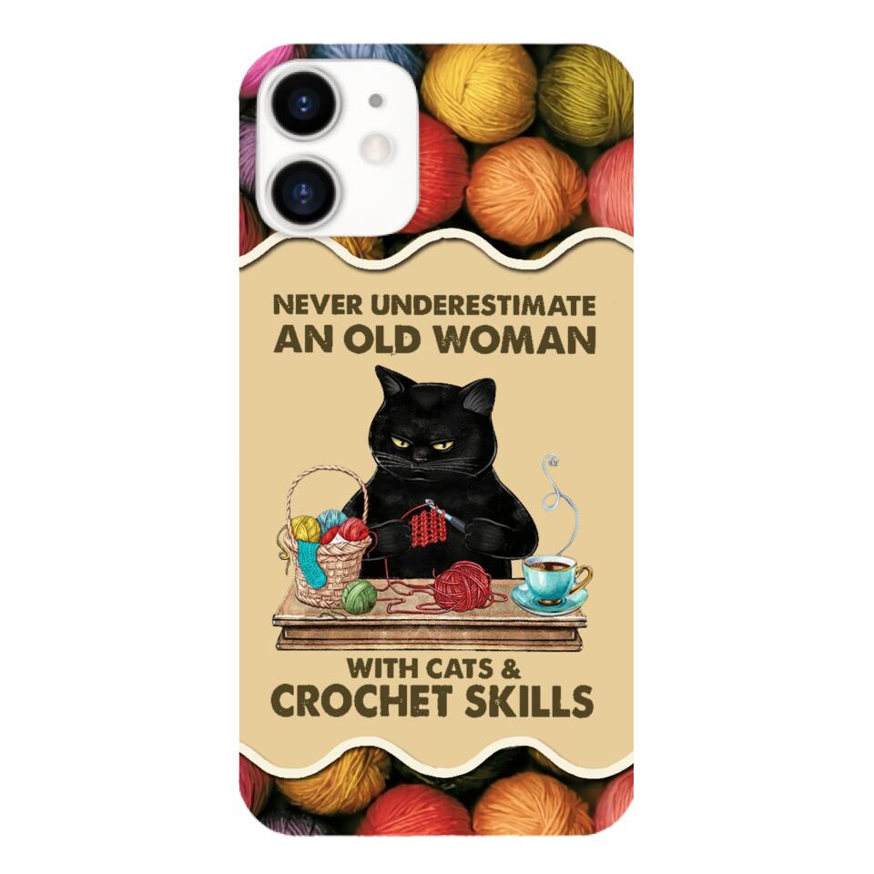 PERSONALIZED NEVER UNDERESTIMATE AN OLD WOMAN WITH CATS AND CROCHET SKILLS PHONECASE VHTQ1403