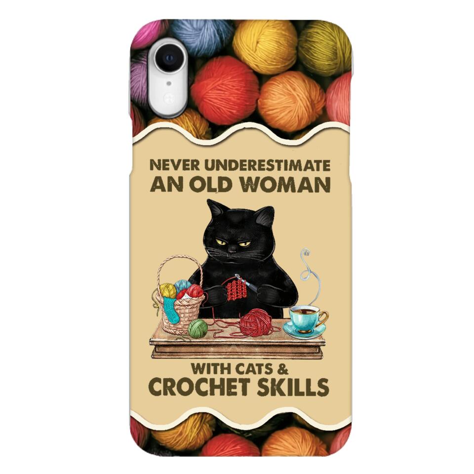 PERSONALIZED NEVER UNDERESTIMATE AN OLD WOMAN WITH CATS AND CROCHET SKILLS PHONECASE VHTQ1403