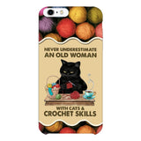PERSONALIZED NEVER UNDERESTIMATE AN OLD WOMAN WITH CATS AND CROCHET SKILLS PHONECASE VHTQ1403