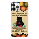 PERSONALIZED NEVER UNDERESTIMATE AN OLD WOMAN WITH CATS AND CROCHET SKILLS PHONECASE VHTQ1403
