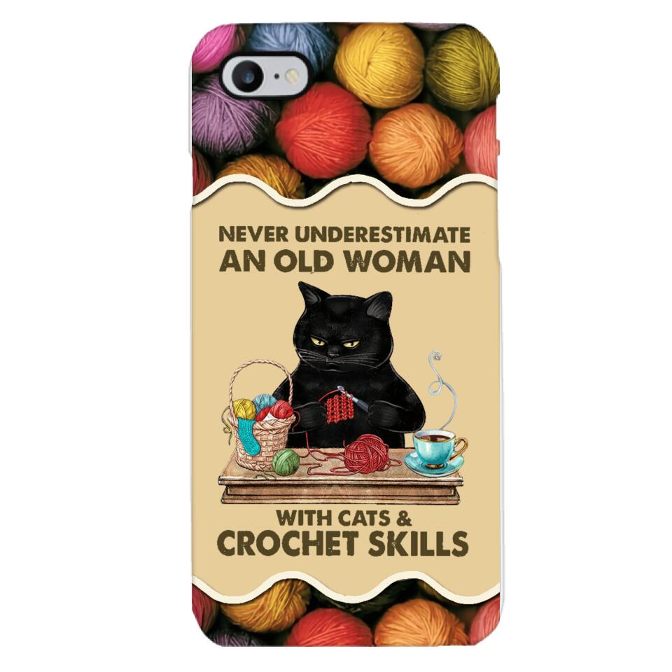 PERSONALIZED NEVER UNDERESTIMATE AN OLD WOMAN WITH CATS AND CROCHET SKILLS PHONECASE VHTQ1403