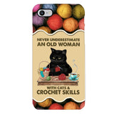 PERSONALIZED NEVER UNDERESTIMATE AN OLD WOMAN WITH CATS AND CROCHET SKILLS PHONECASE VHTQ1403