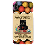 PERSONALIZED NEVER UNDERESTIMATE AN OLD WOMAN WITH CATS AND CROCHET SKILLS PHONECASE VHTQ1403