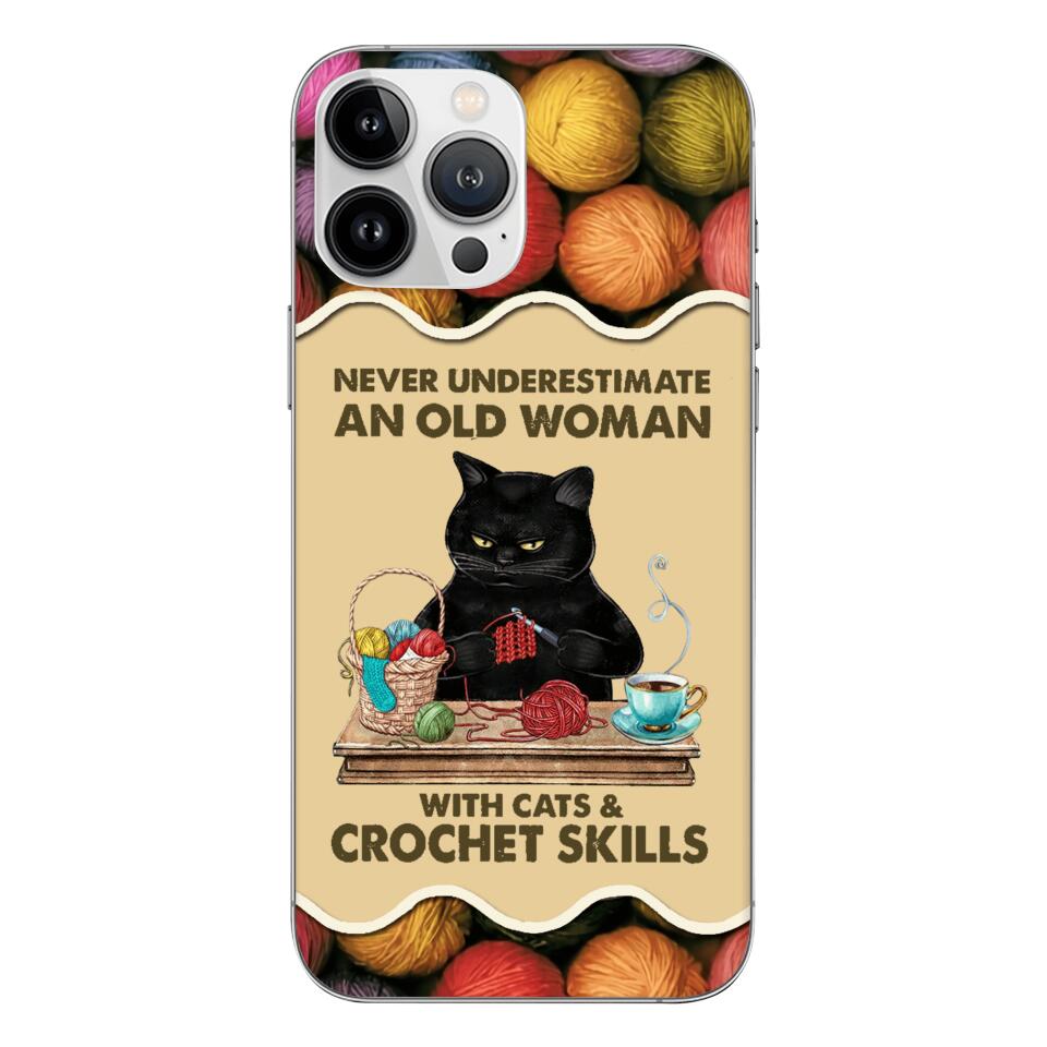 PERSONALIZED NEVER UNDERESTIMATE AN OLD WOMAN WITH CATS AND CROCHET SKILLS PHONECASE VHTQ1403