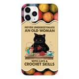 PERSONALIZED NEVER UNDERESTIMATE AN OLD WOMAN WITH CATS AND CROCHET SKILLS PHONECASE VHTQ1403