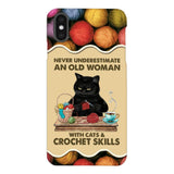 PERSONALIZED NEVER UNDERESTIMATE AN OLD WOMAN WITH CATS AND CROCHET SKILLS PHONECASE VHTQ1403