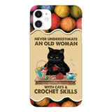 PERSONALIZED NEVER UNDERESTIMATE AN OLD WOMAN WITH CATS AND CROCHET SKILLS PHONECASE VHTQ1403