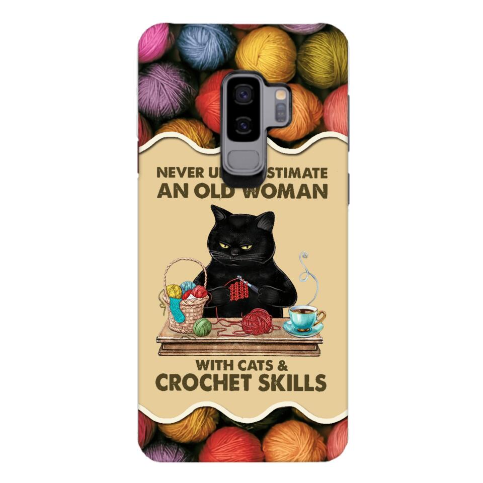 PERSONALIZED NEVER UNDERESTIMATE AN OLD WOMAN WITH CATS AND CROCHET SKILLS PHONECASE VHTQ1403