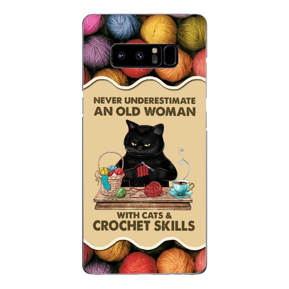 PERSONALIZED NEVER UNDERESTIMATE AN OLD WOMAN WITH CATS AND CROCHET SKILLS PHONECASE VHTQ1403