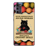 PERSONALIZED NEVER UNDERESTIMATE AN OLD WOMAN WITH CATS AND CROCHET SKILLS PHONECASE VHTQ1403
