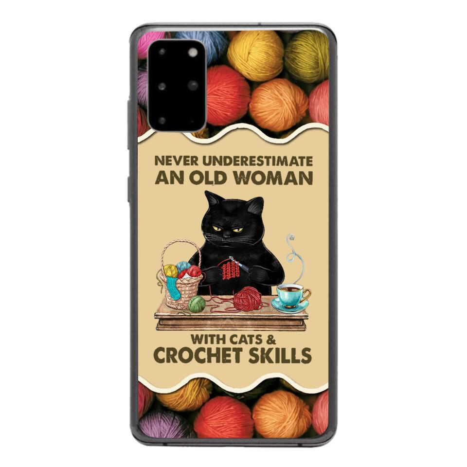 PERSONALIZED NEVER UNDERESTIMATE AN OLD WOMAN WITH CATS AND CROCHET SKILLS PHONECASE VHTQ1403
