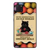 PERSONALIZED NEVER UNDERESTIMATE AN OLD WOMAN WITH CATS AND CROCHET SKILLS PHONECASE VHTQ1403
