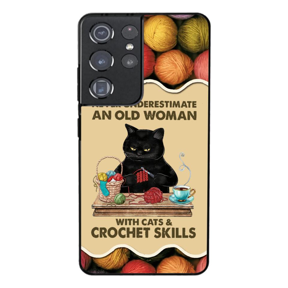 PERSONALIZED NEVER UNDERESTIMATE AN OLD WOMAN WITH CATS AND CROCHET SKILLS PHONECASE VHTQ1403