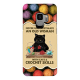 PERSONALIZED NEVER UNDERESTIMATE AN OLD WOMAN WITH CATS AND CROCHET SKILLS PHONECASE VHTQ1403