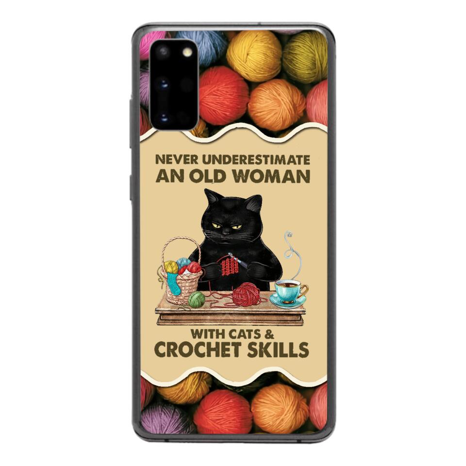 PERSONALIZED NEVER UNDERESTIMATE AN OLD WOMAN WITH CATS AND CROCHET SKILLS PHONECASE VHTQ1403