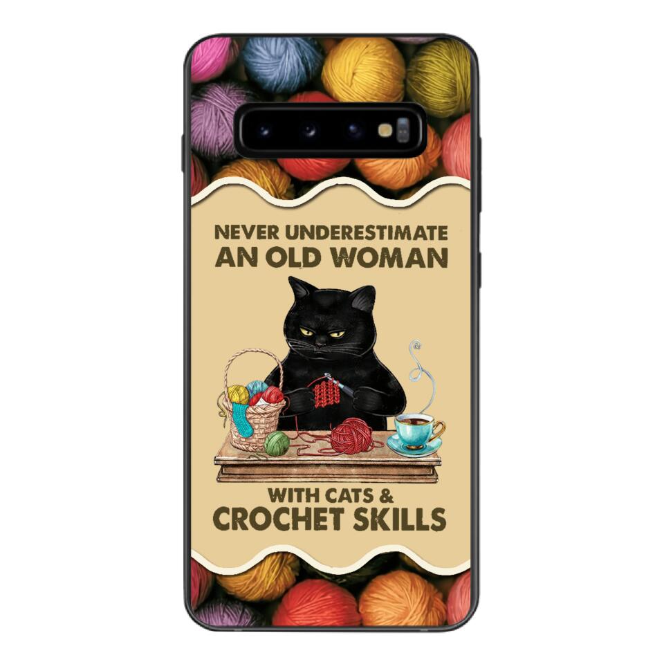 PERSONALIZED NEVER UNDERESTIMATE AN OLD WOMAN WITH CATS AND CROCHET SKILLS PHONECASE VHTQ1403