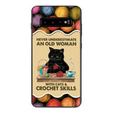 PERSONALIZED NEVER UNDERESTIMATE AN OLD WOMAN WITH CATS AND CROCHET SKILLS PHONECASE VHTQ1403