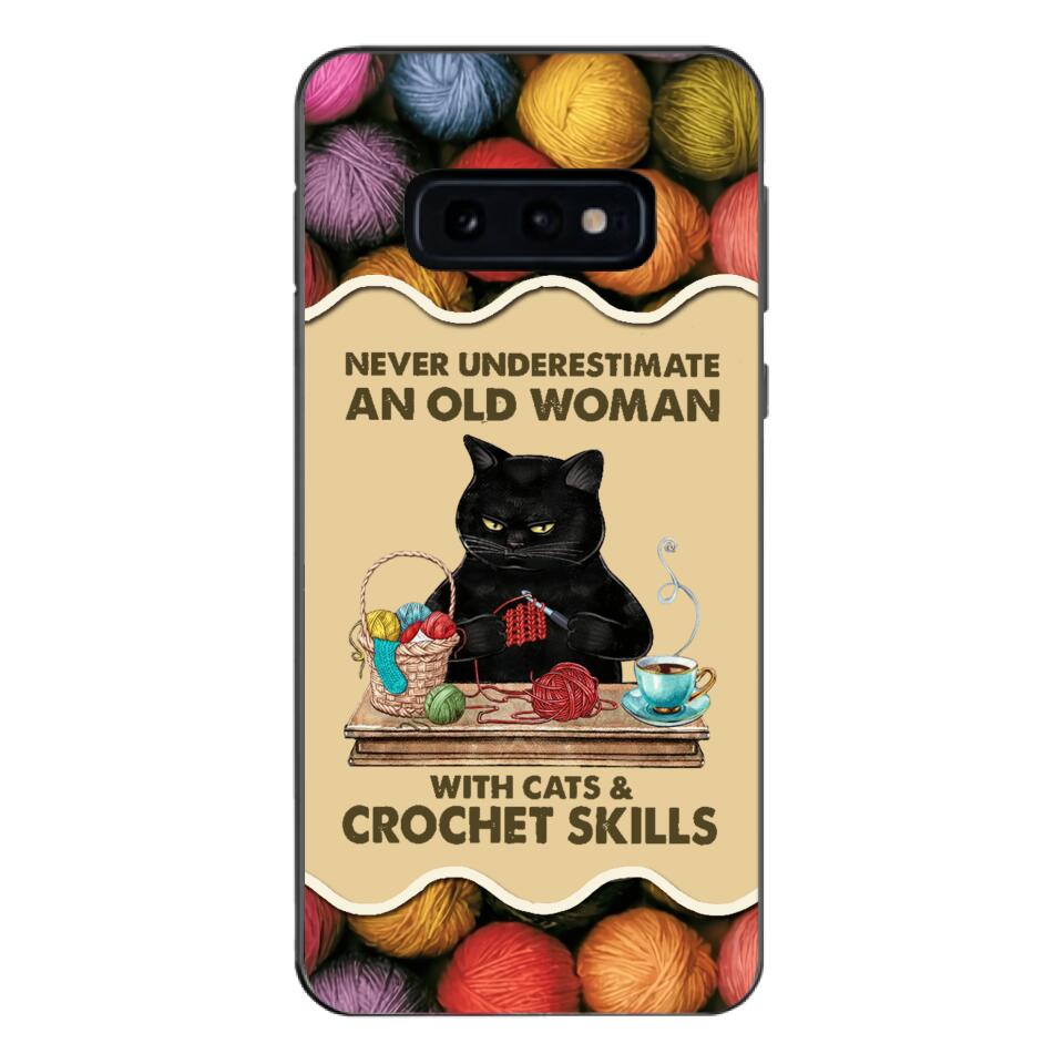 PERSONALIZED NEVER UNDERESTIMATE AN OLD WOMAN WITH CATS AND CROCHET SKILLS PHONECASE VHTQ1403