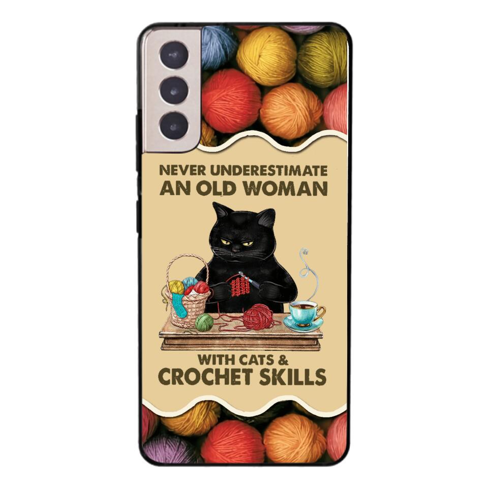 PERSONALIZED NEVER UNDERESTIMATE AN OLD WOMAN WITH CATS AND CROCHET SKILLS PHONECASE VHTQ1403