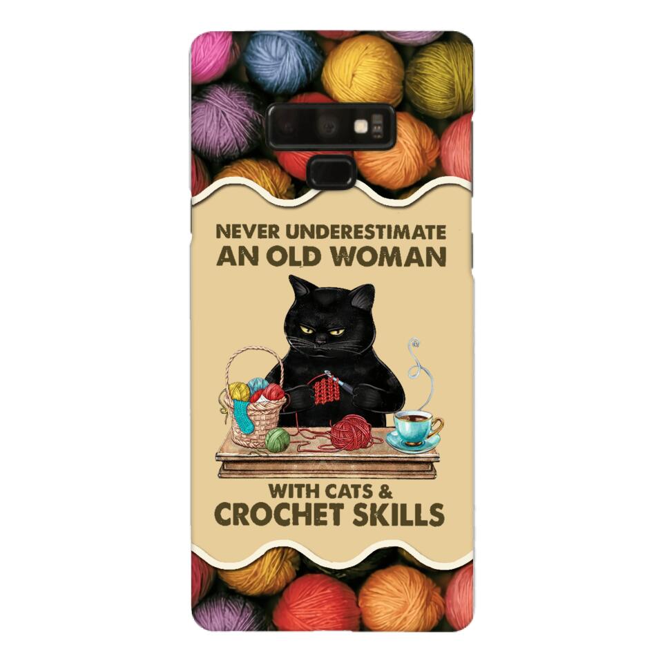 PERSONALIZED NEVER UNDERESTIMATE AN OLD WOMAN WITH CATS AND CROCHET SKILLS PHONECASE VHTQ1403