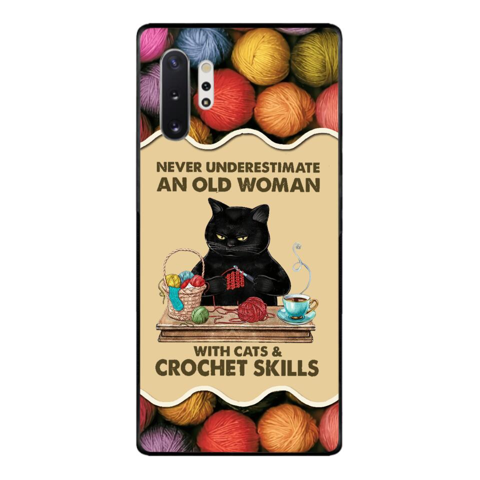 PERSONALIZED NEVER UNDERESTIMATE AN OLD WOMAN WITH CATS AND CROCHET SKILLS PHONECASE VHTQ1403