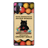PERSONALIZED NEVER UNDERESTIMATE AN OLD WOMAN WITH CATS AND CROCHET SKILLS PHONECASE VHTQ1403