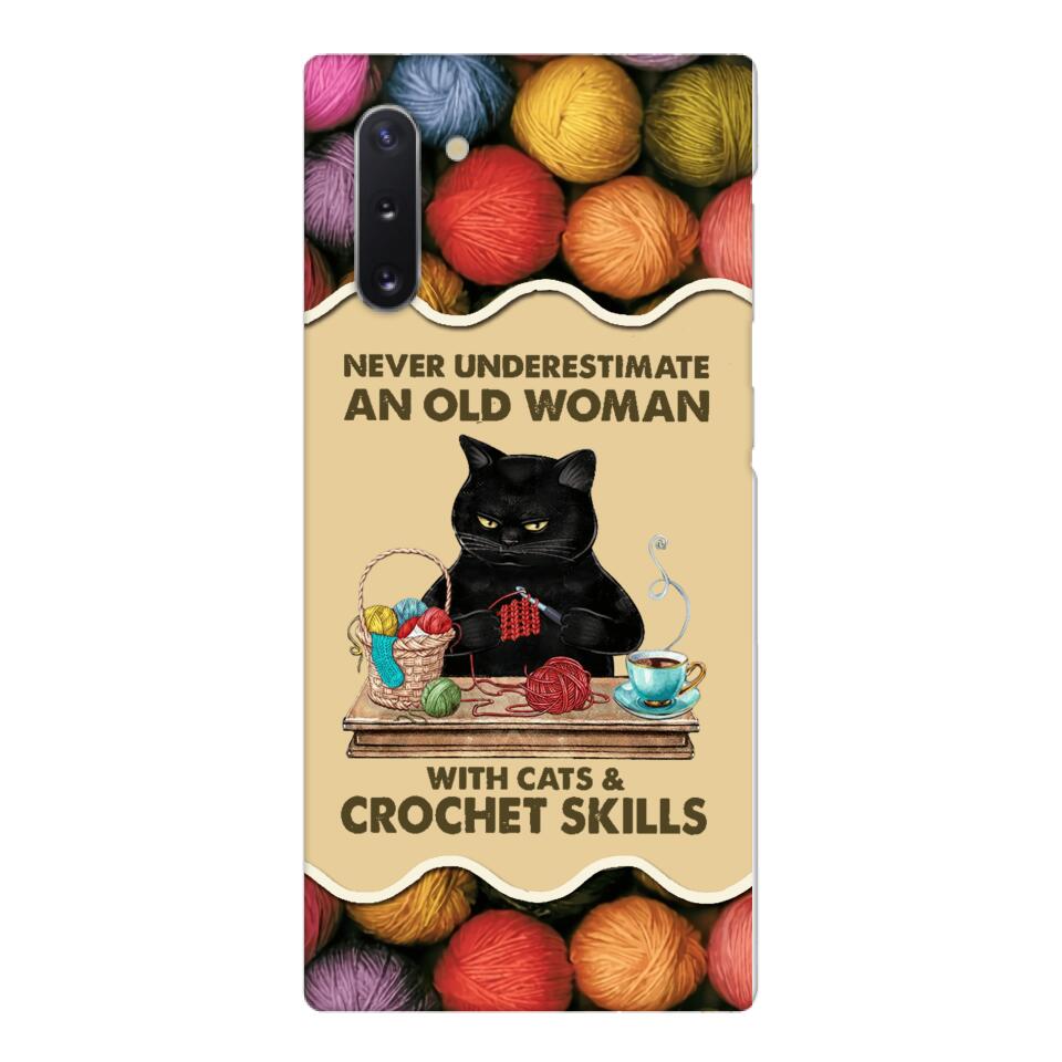 PERSONALIZED NEVER UNDERESTIMATE AN OLD WOMAN WITH CATS AND CROCHET SKILLS PHONECASE VHTQ1403