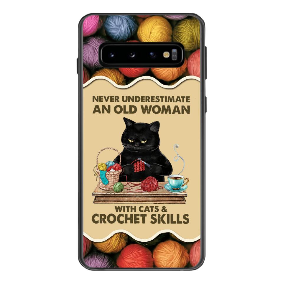 PERSONALIZED NEVER UNDERESTIMATE AN OLD WOMAN WITH CATS AND CROCHET SKILLS PHONECASE VHTQ1403