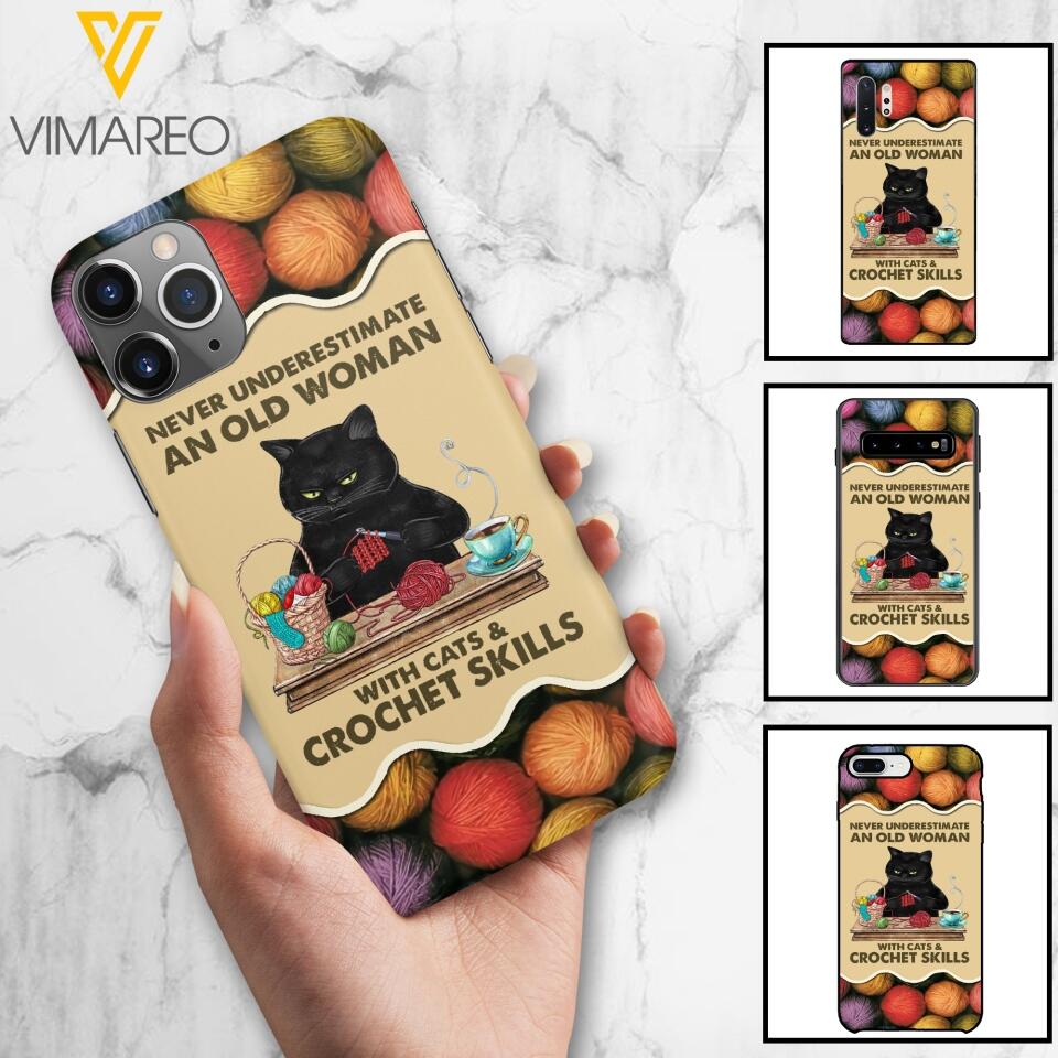 PERSONALIZED NEVER UNDERESTIMATE AN OLD WOMAN WITH CATS AND CROCHET SKILLS PHONECASE VHTQ1403